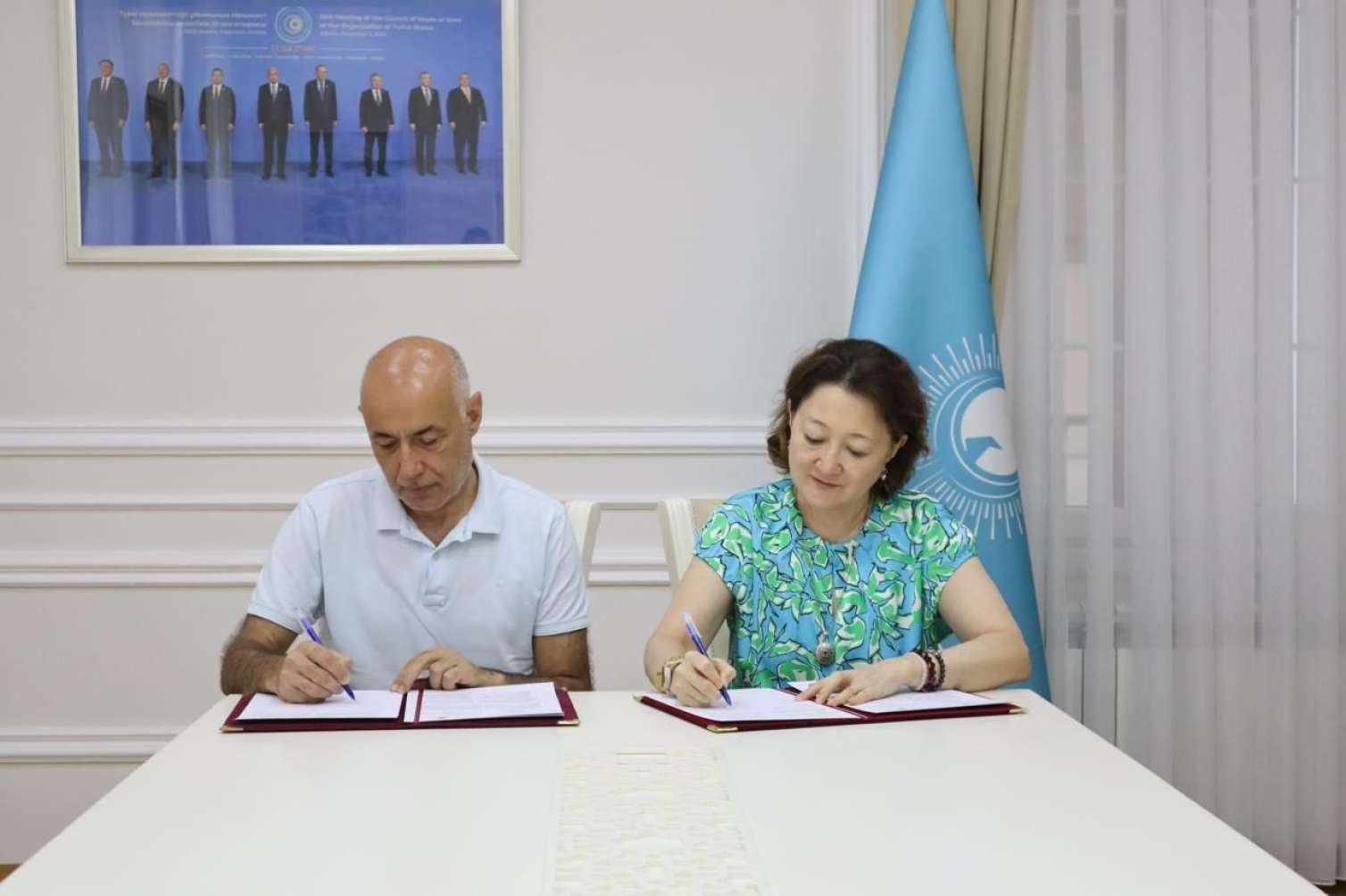 Aktotı Raimkulova “İRS Nəşriyyat Evi” ilə Əməkdaşlıq Memorandumu imzaladı